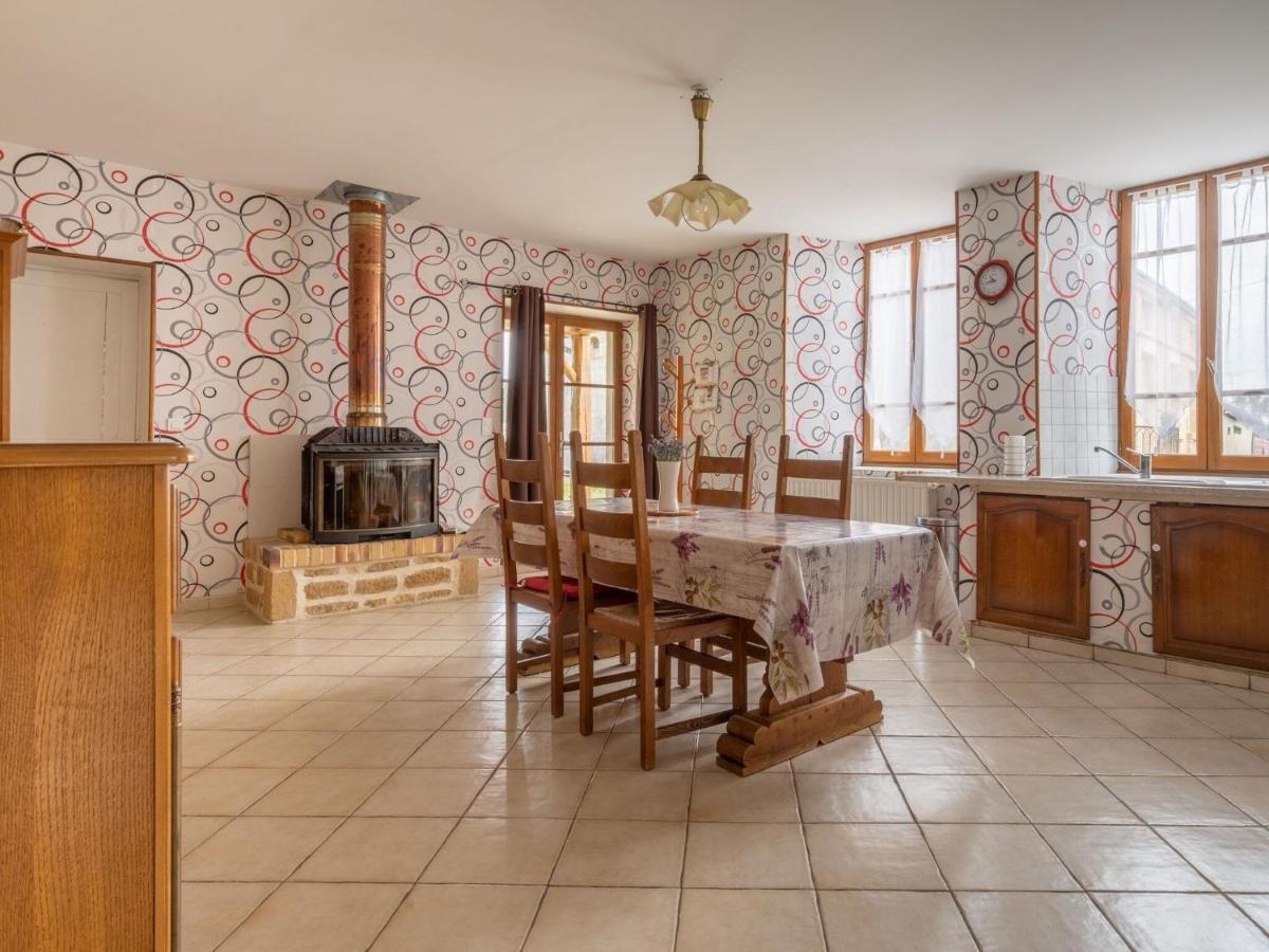 Vintage Holiday Home With Private Garden Nouart Номер фото
